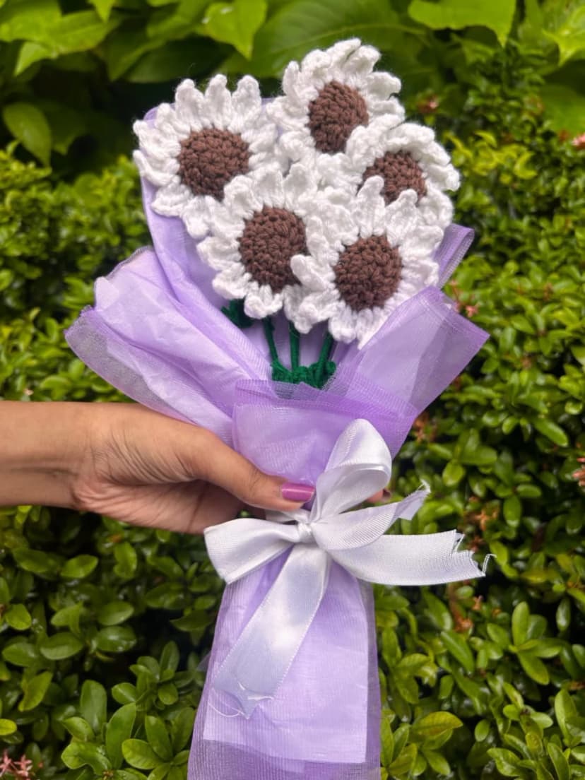 Handmade Crochet Daisy Bouquet – 5 Flowers